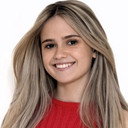 Ellie Stewart als Ava Akard