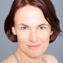Julia Truscott als Young Iris