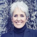 Joan Baez als The Balladeer