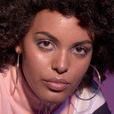 Mila Smith als Phoebe Valentine