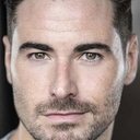 Jordan Fox als Harry/Ensemble