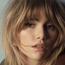 Suki Waterhouse als Sarah Lacey