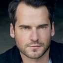 David de Lautour als Noah