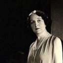 Evelyn Hall als Emily, Dressing Room Dowager