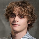 Billy Barratt als Nathan Prescott