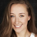 Erin Doherty als Clare