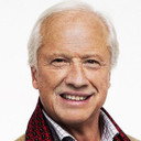 Loa Falkman als Singer