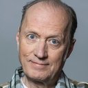 Adrian Edmondson als Tom Tiernan