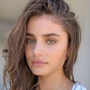 Taylor Hill als Rebecca