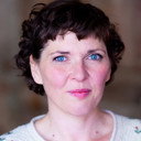 Catalina Navarro Kirner als Sekretärin Menasse