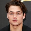 Dylan Sprayberry als Liam Dunbar