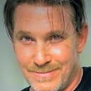 Mickey Gilmore als Man in Black
