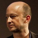 Frédéric Lavigne als Yeuse Hotel Receptionist