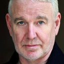 Simon Davies als Commander