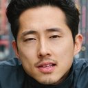 Steven Yeun als K