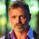 John Schneider als Paul White