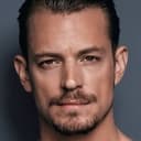 Joel Kinnaman als Elliot Baker