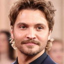 Luke Grimes als Elliot Grey