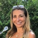 Fernanda Toker als Newsstand Mom