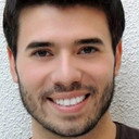 Álan Calvo als Self / Host