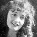 Donna Drew als Peggy Bobbett