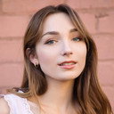 Madeleine Smith als Brandon's date
