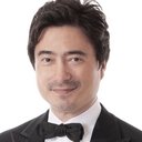 ジョン・カビラ als Guru (voice)