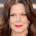 Marcia Gay Harden als Principal Carol Dearden