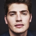 Gregg Sulkin als Bernie Rubens