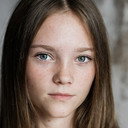 Mae Higgins als Young Fia