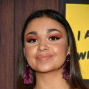 Madison Bailey als Lucy