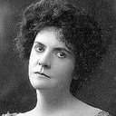 Lisle Leigh als Maria Baker