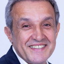 Flavio Insinna als Ettore, il padre di Leo