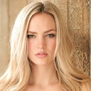 Bayley Corman als Christa
