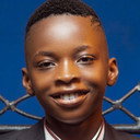 Godwin Egbo als Akinola