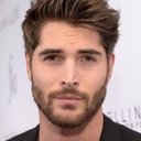 Nick Bateman als 'AJ' Chesterfield