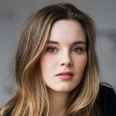 Camille Felton als Erika Rivette