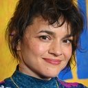 Norah Jones als Elizabeth