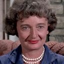 Amzie Strickland als Nurse