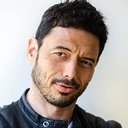 Rafael Petardi als Italian Reporter