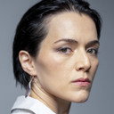 Nika Perrone als Lucia La Piana