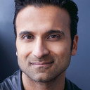 Husein Madhavji als Dr. Shahir Hamza