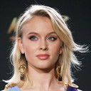 Zara Larsson als Julia