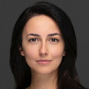 Ezgi Ay als Esra