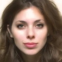 Leslie Anne Valenza als Launa