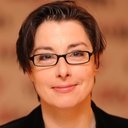 Sue Perkins als Ice Show Director