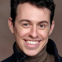 Jonathan Sayer als U