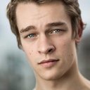 Thomas Elms als Clayton Harrison