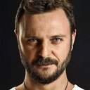 Ogün Kaptanoğlu als Kurtuluş Ergüder