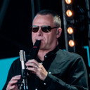 Ian Kirkham als Saxofone